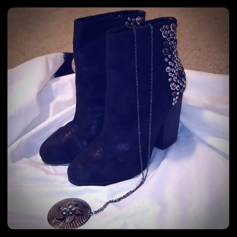 Pair of Cosmopolitan women's boots with 4"heel